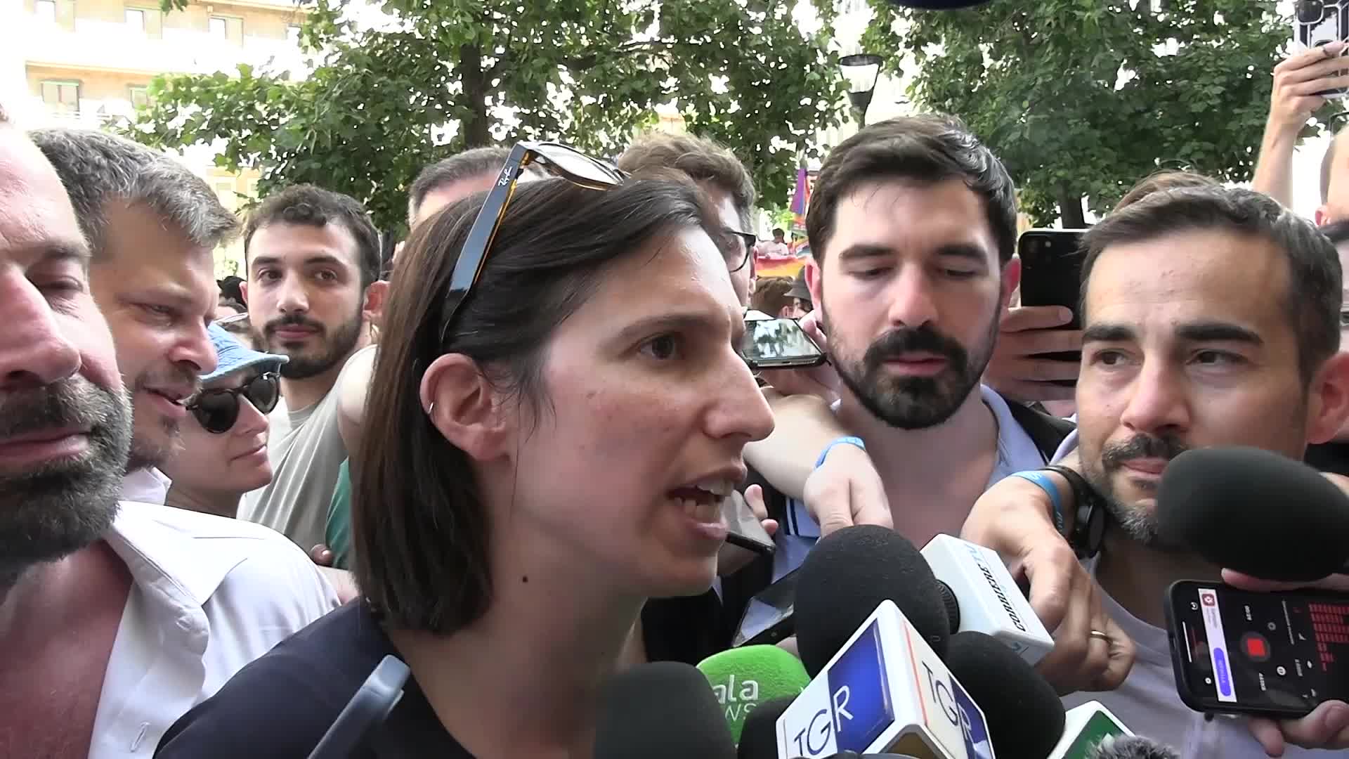 Elly Schlein al presidio con i lavoratori di Bologna: "Il governo fa cassa sui pensionati e incentiva il lavoro povero"