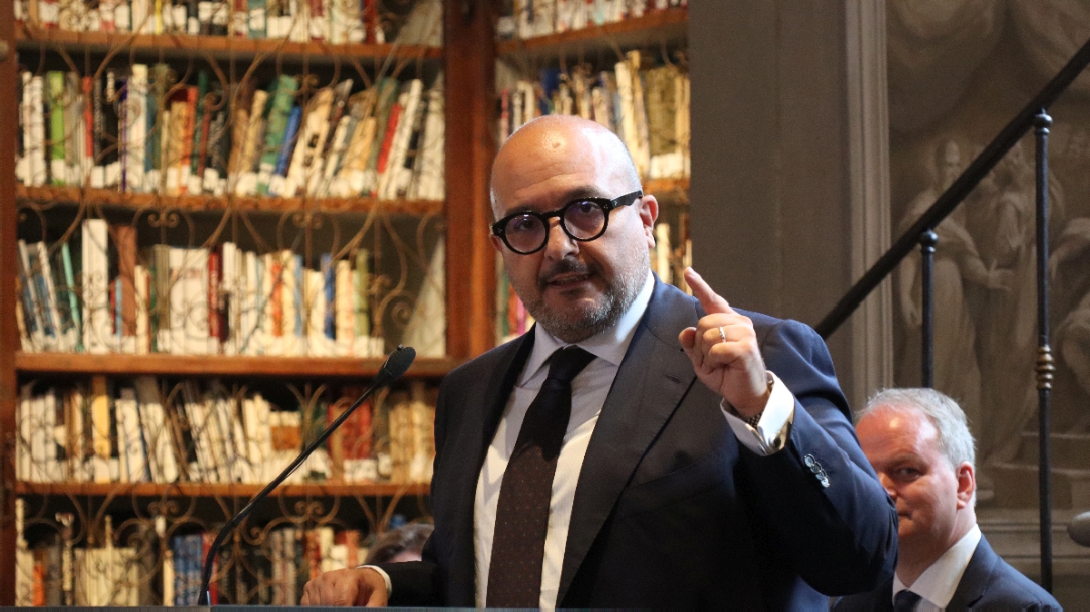 Sangiuliano accusa il centrosinistra di non aver condannato il proprio passato 'totalitarista': no, non è satira