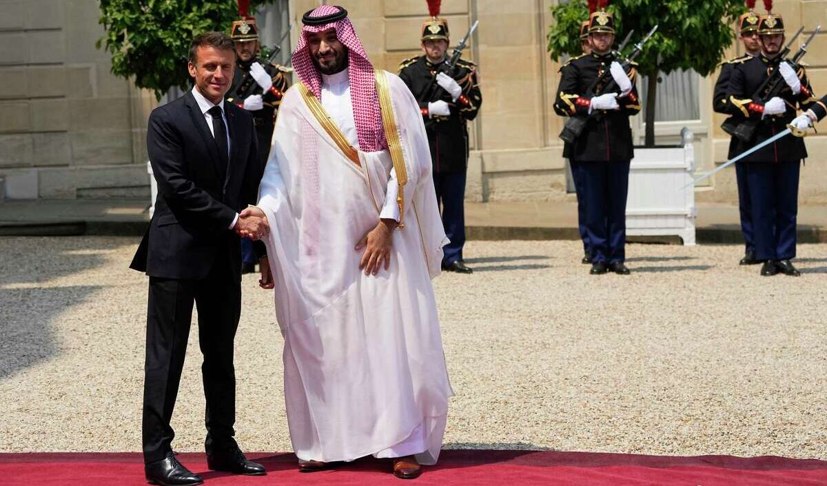 Macron incontra Bin Salman con tutti gli onori e scoppia la polemica