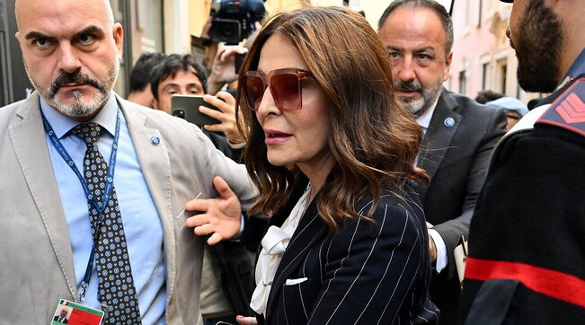 M5s formalizza la richiesta a Daniela Santanchè di riferire in parlamento