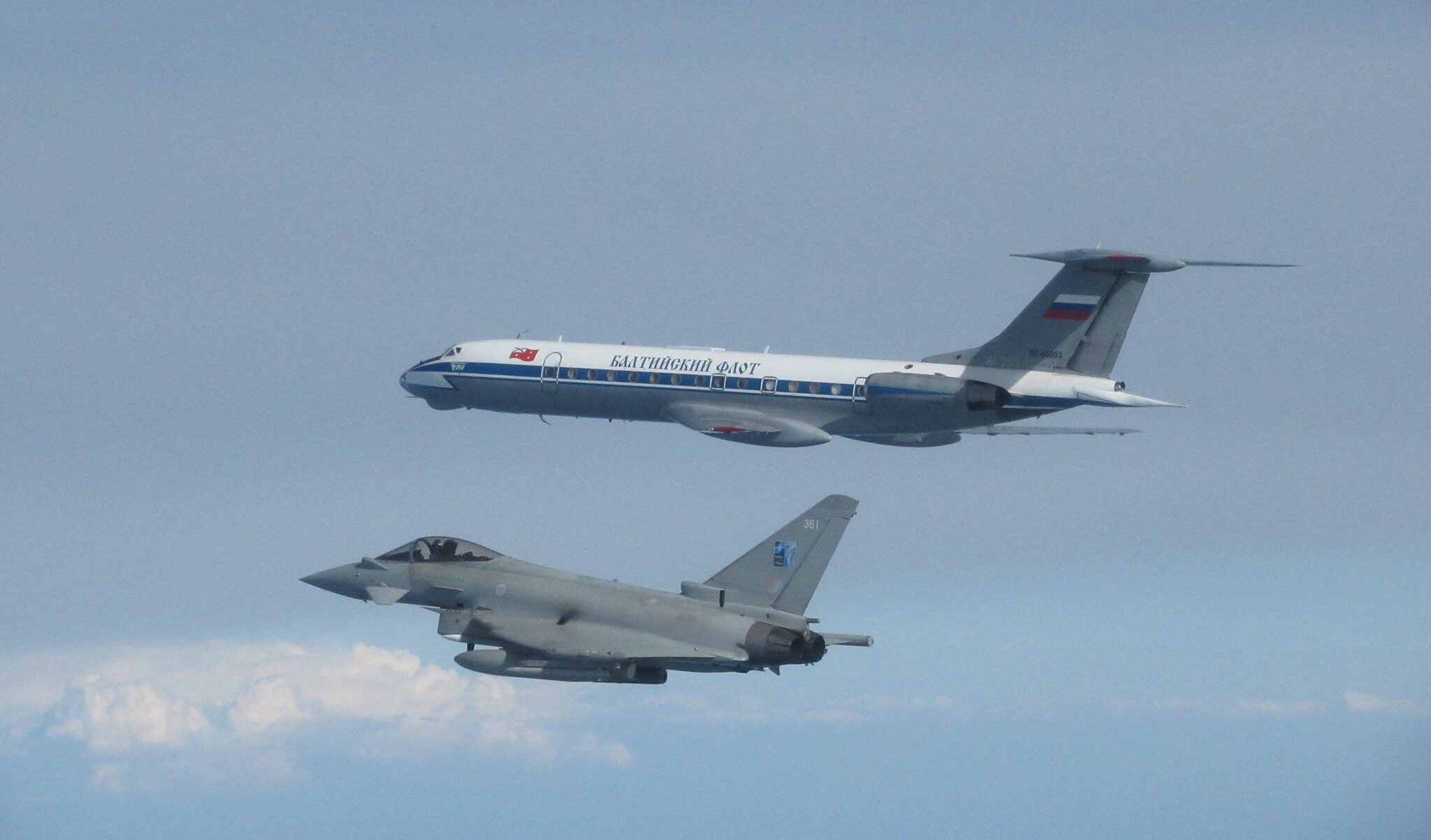 Velivoli russi vicino allo spazio Nato: la Raf risponde con aerei da combattimento