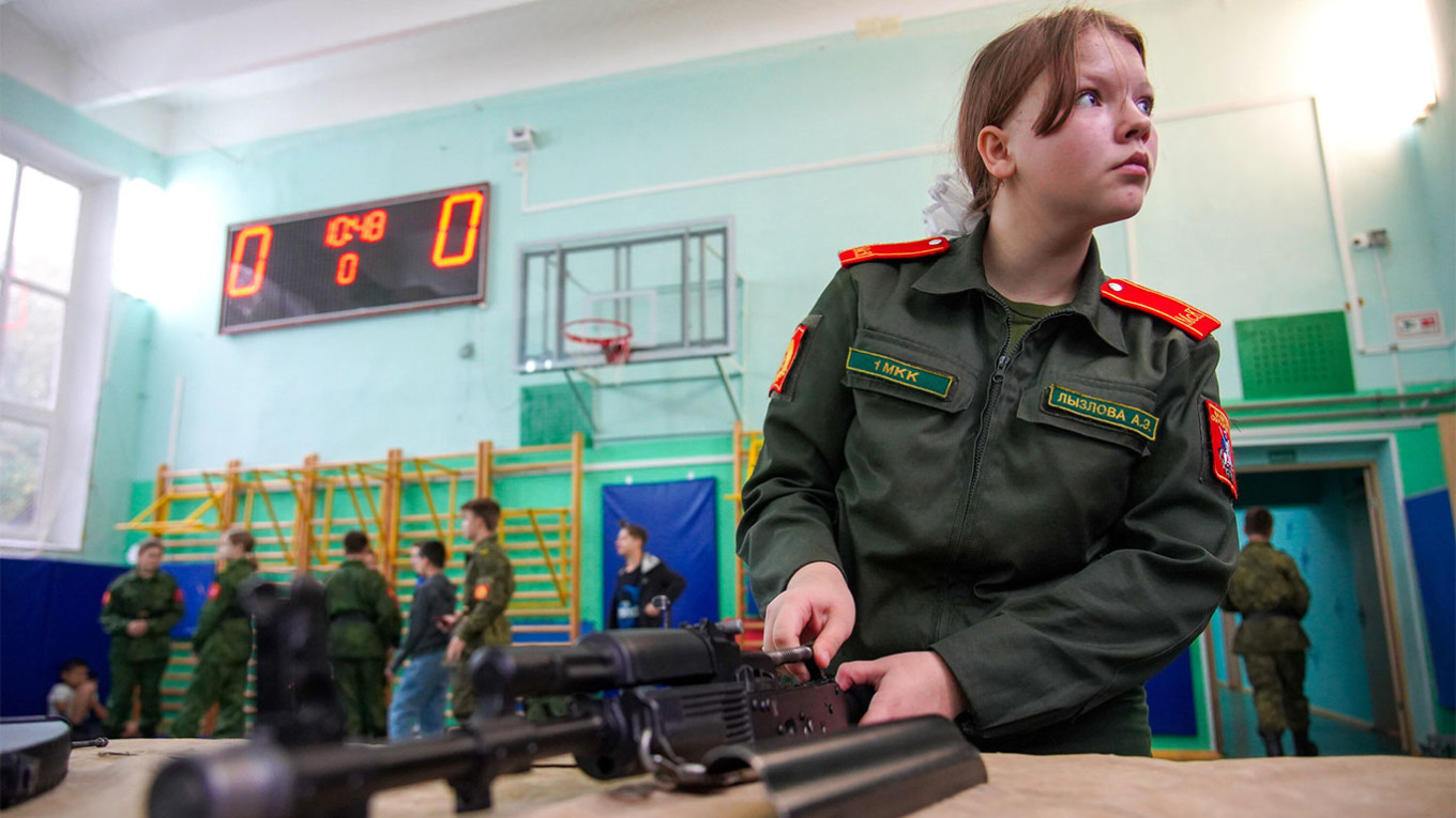 Nelle scuole russe 'militarizzate' si insegna ai bambini anche a pilotare i droni