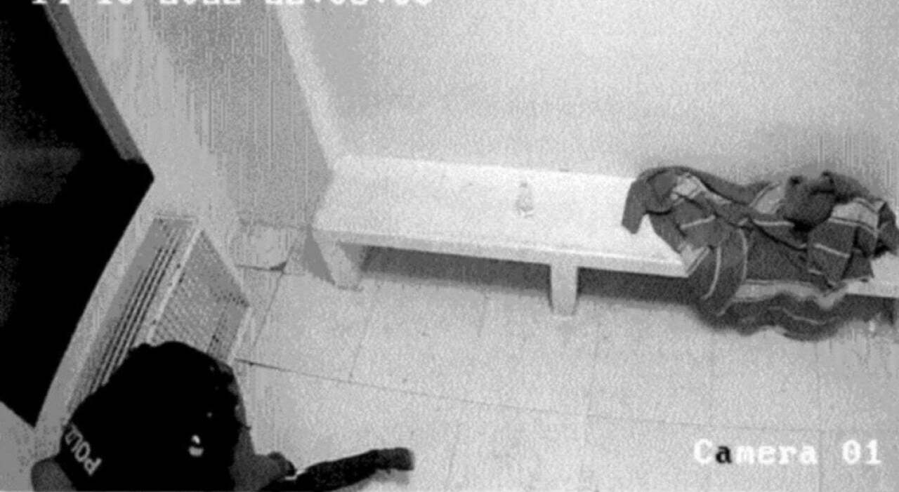 Torture in questura, spuntano nuove foto e video: immagini terribili e insulti razzisti