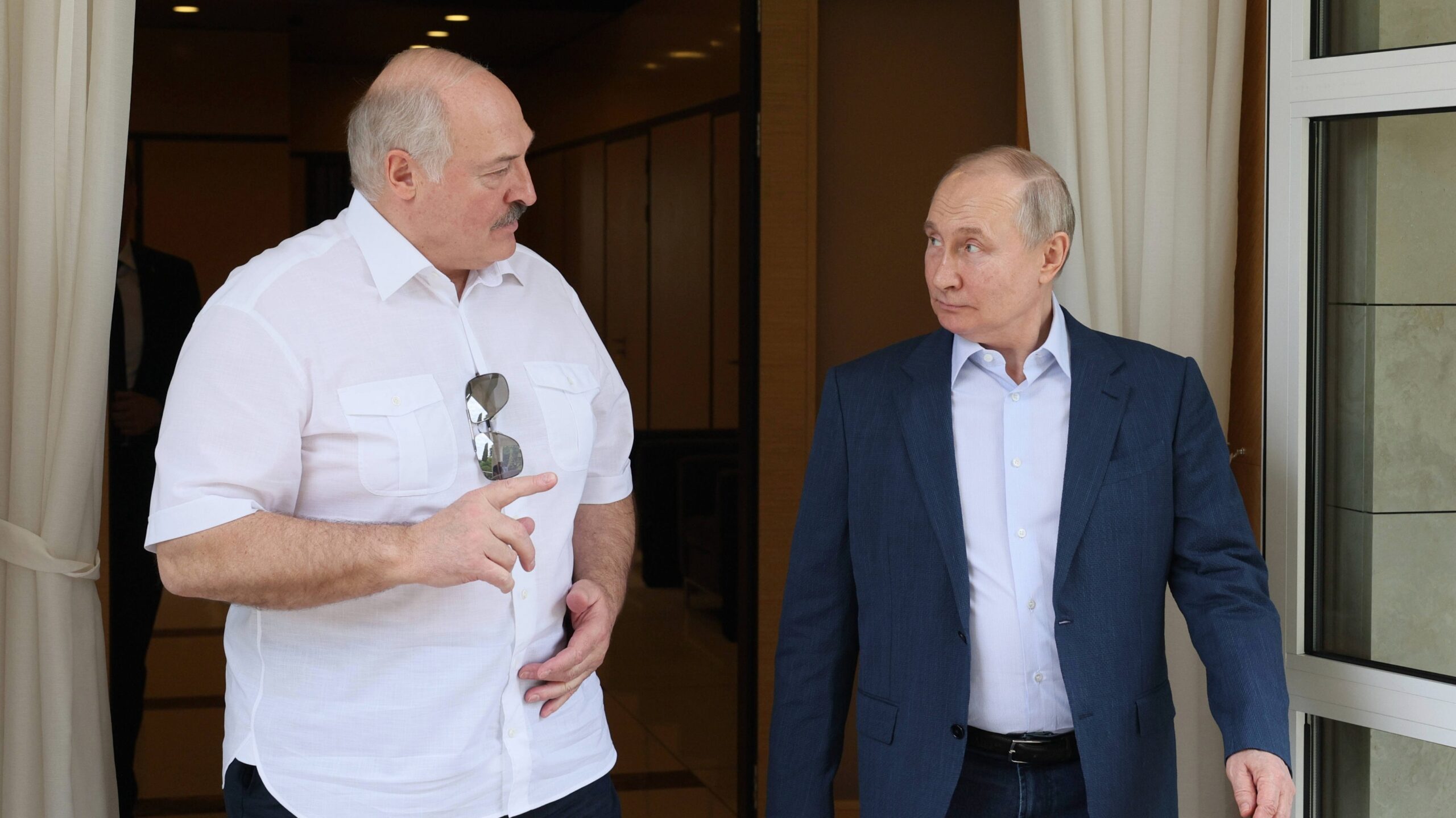 Lukashenko esalta la 'sua' bomba nucleare: "Potrebbe uccidere un milione di persone se Putin chiama lo faccio"