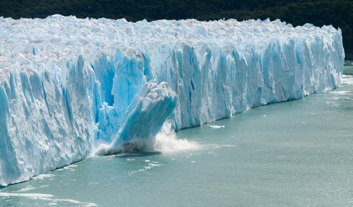 Uno studio evidenzia il crescente scioglimento delle piattaforme di ghiaccio dell'Antartide ma...