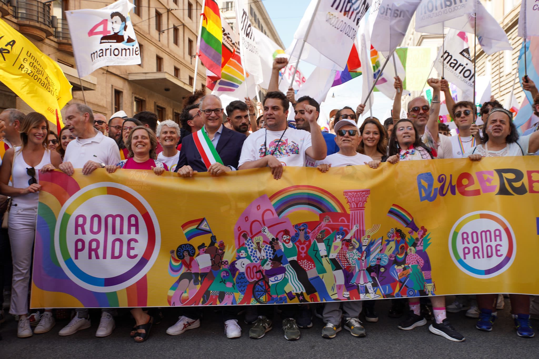 Roma Pride, festa arcobaleno:  in migliaia  celebrano la "Queerresistenza"