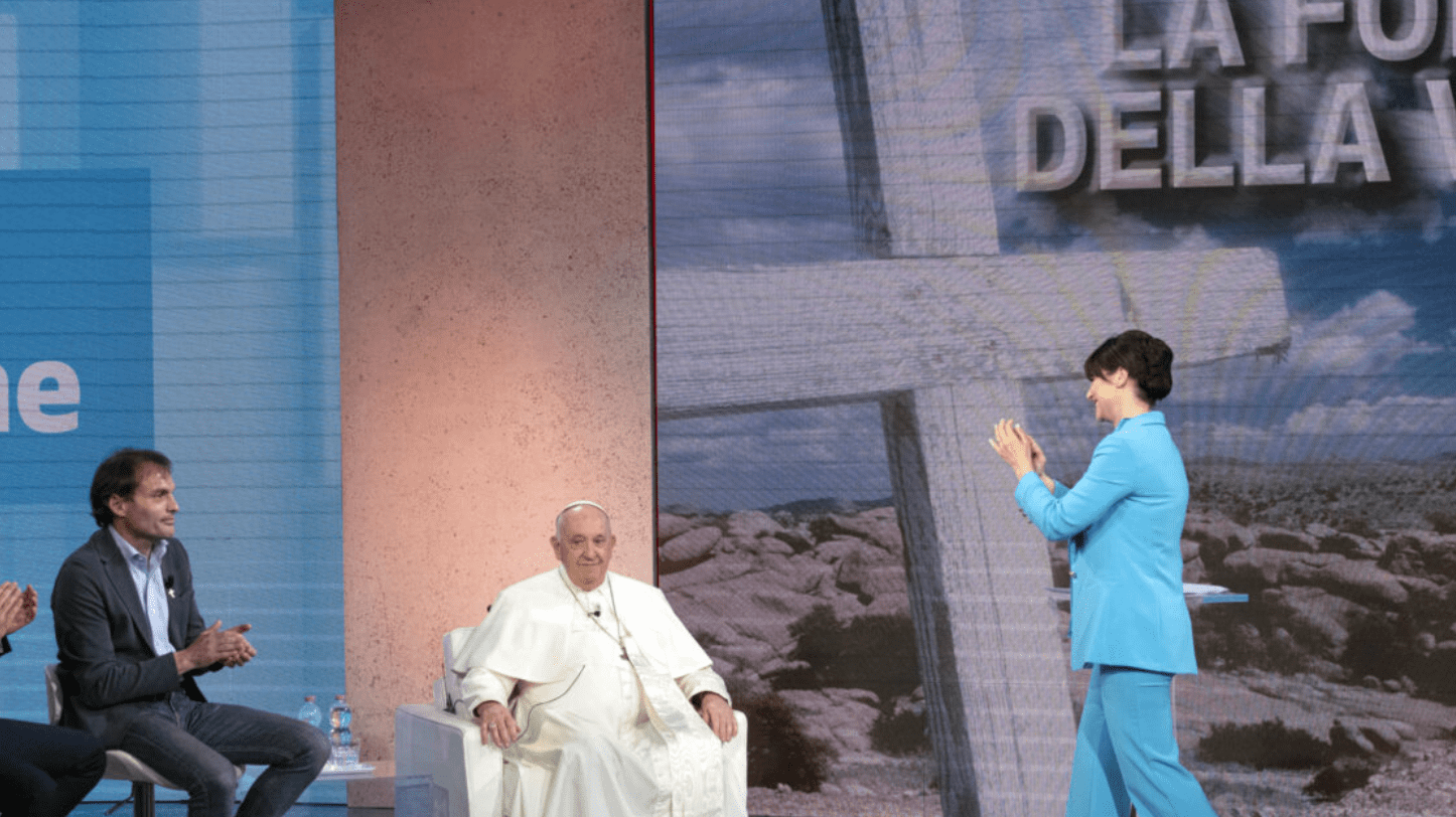 Il monito di Papa Francesco: "Non sempre le apparizioni della Madonna sono vere"