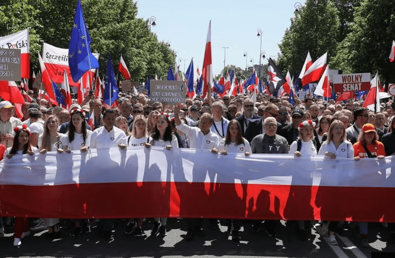 A Varsavia in 500 mila protestano contro il governo reazionario di estrema destra