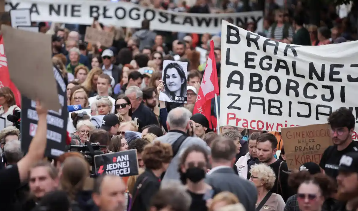 Proteste in tutta la Polonia contro la legge restrittiva sull'aborto