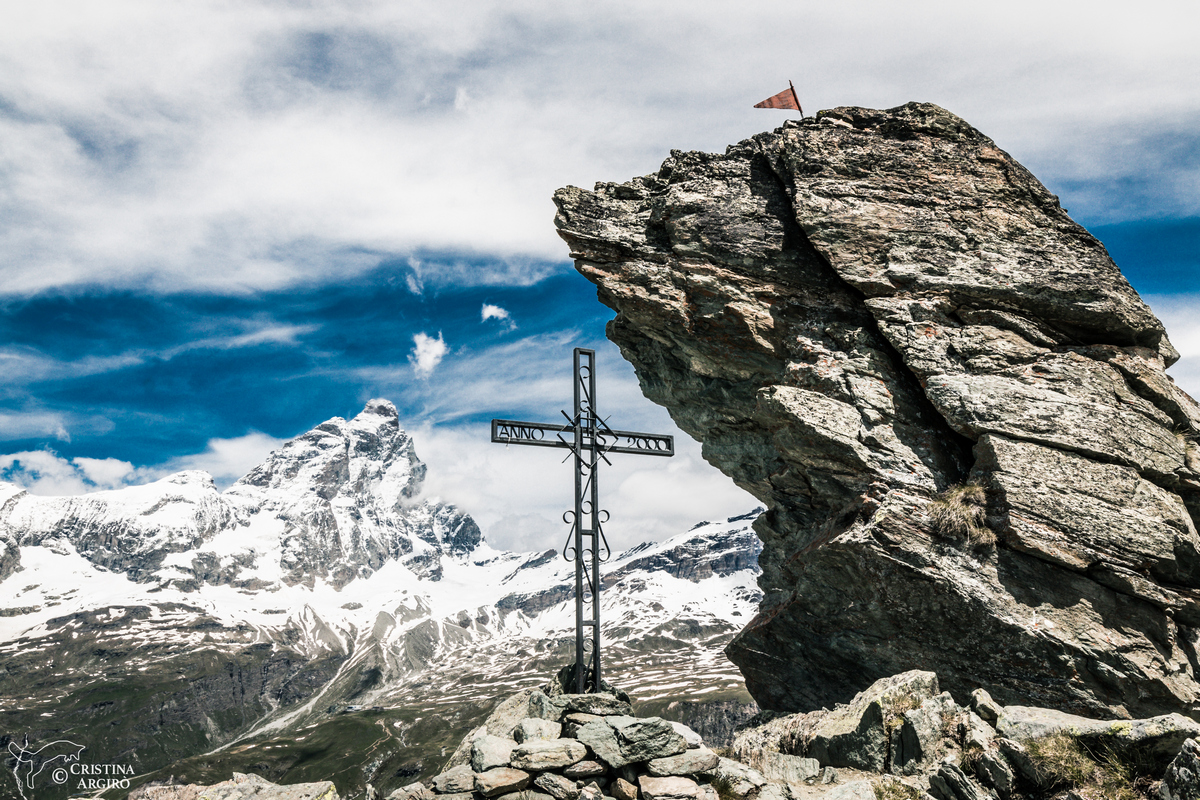 La destra sovranista calpesta il Vangelo ma insorge (a vanvera) sulle croci in cima alle montagne