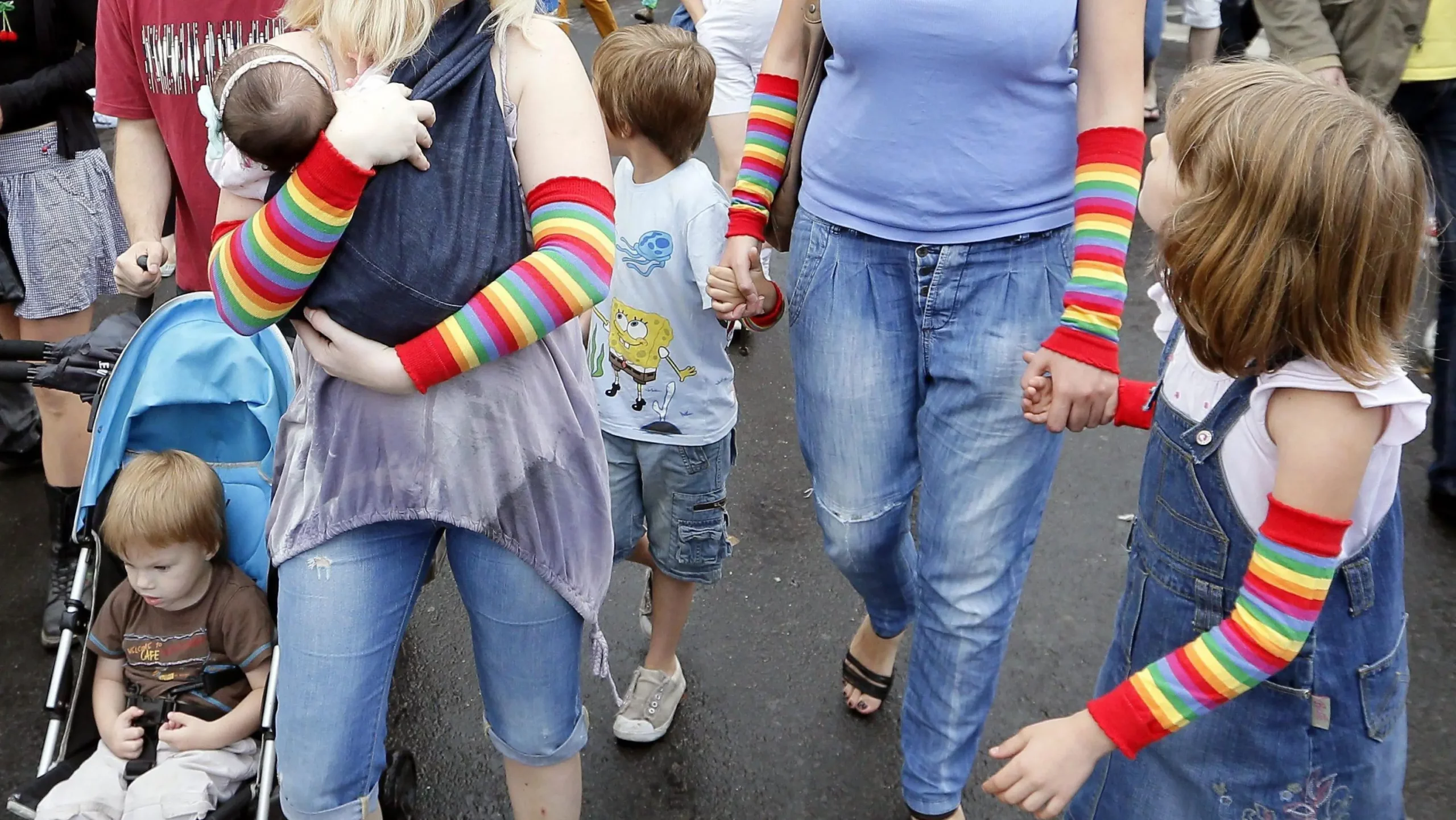 La procura di Padova impugna l'atto di nascita di una bimba con due mamme: "Illegittimo"