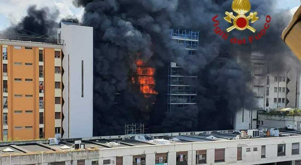 Palazzo in ristrutturazione a fuoco, un morto e 17 feriti a Colli Aniene: 3 sono gravi