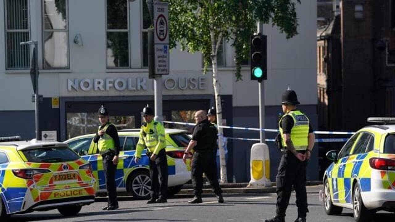 Nottingham, uccide tre persone e tenta di investirne altre con un furgone: fermato un 31enne