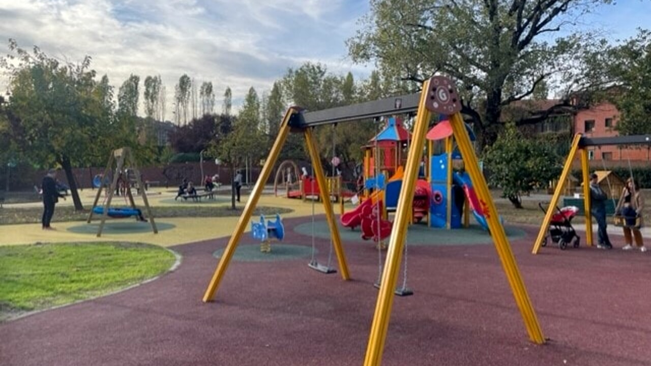 Tenta di rapire una bambina di 4 anni al parco, la piccola salvata dalla babysitter