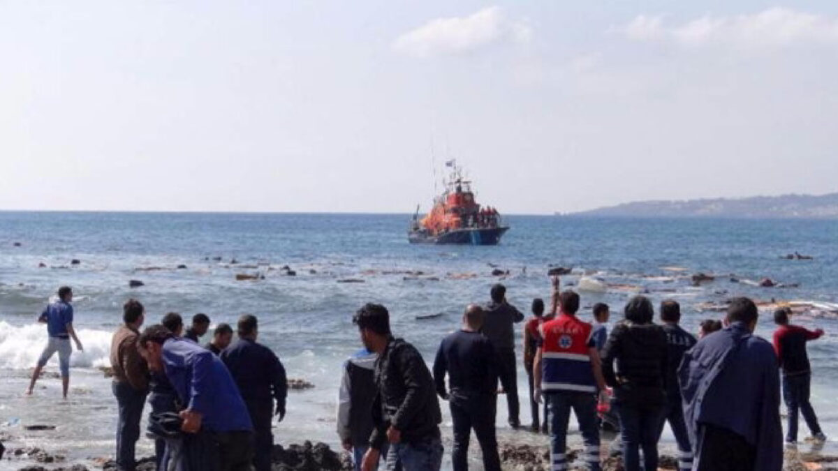 Migranti, il corpo di un neonato tra i 50 soccorsi in mare: a bordo erano 811