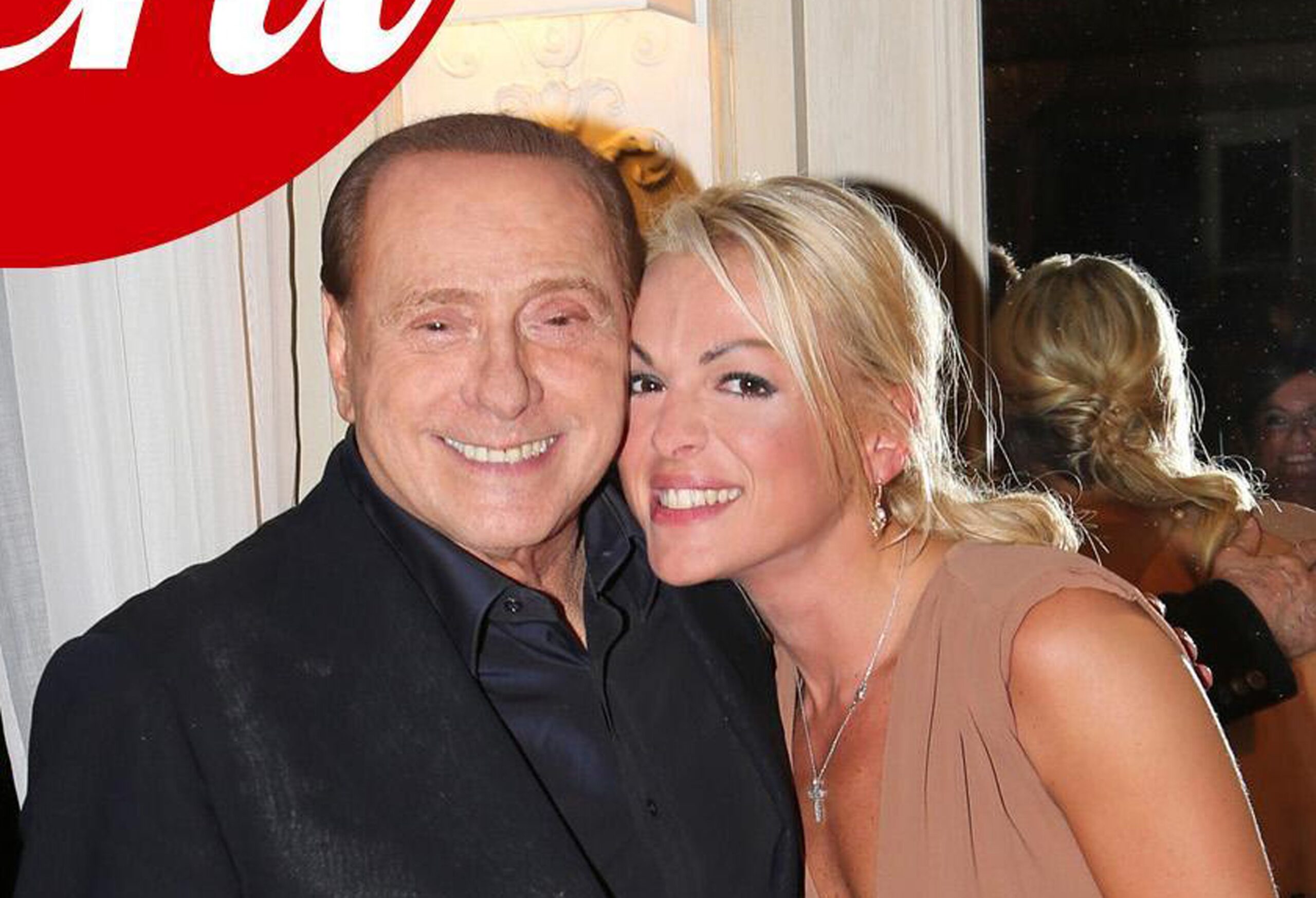 Berlusconi, Francesca Pascale: "Difficile cancellarlo per sempre, sarò ai funerali"