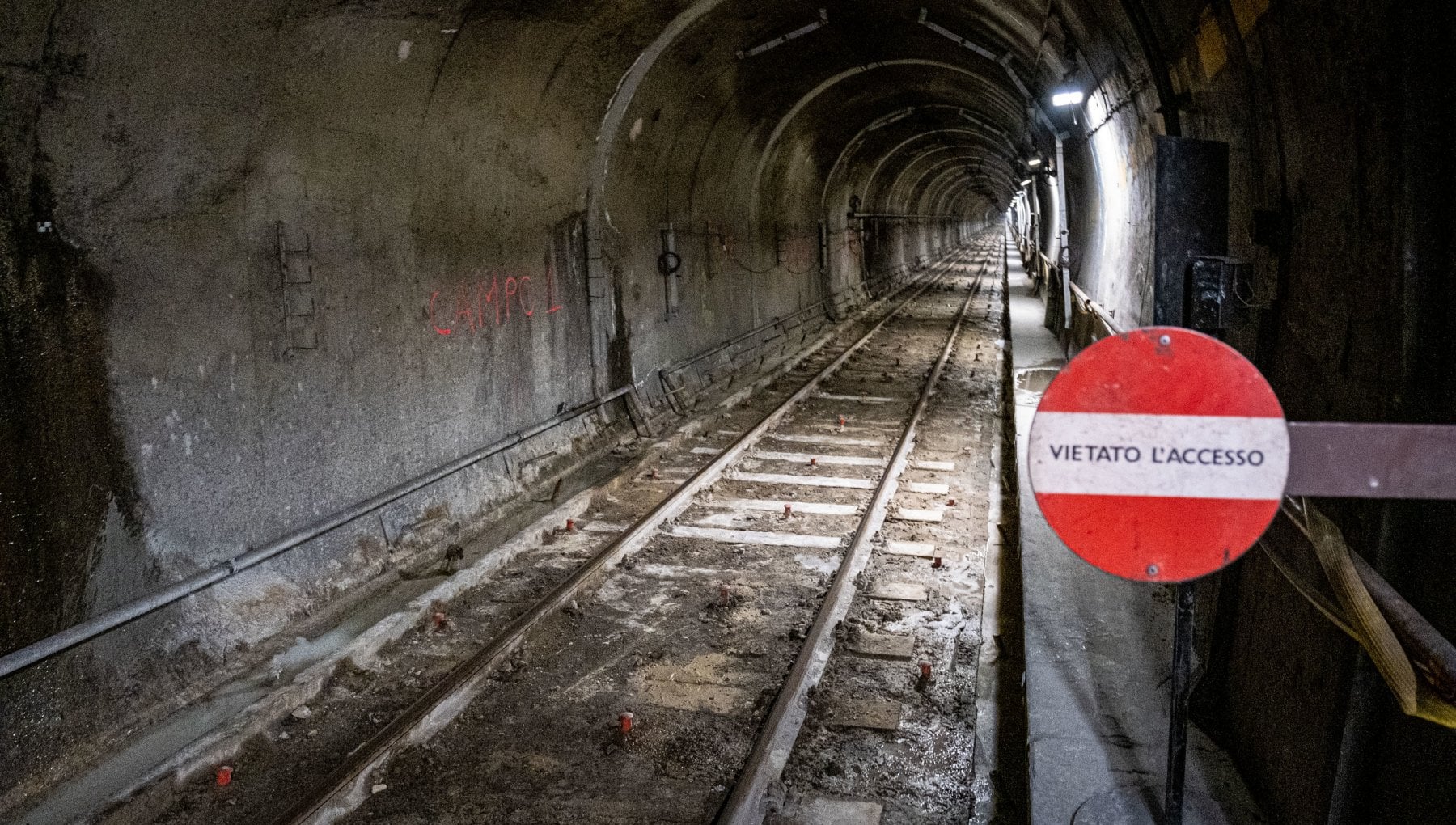 Camminavano nel tunnel della metropolitana, fermati: "Siamo esploratori urbani"