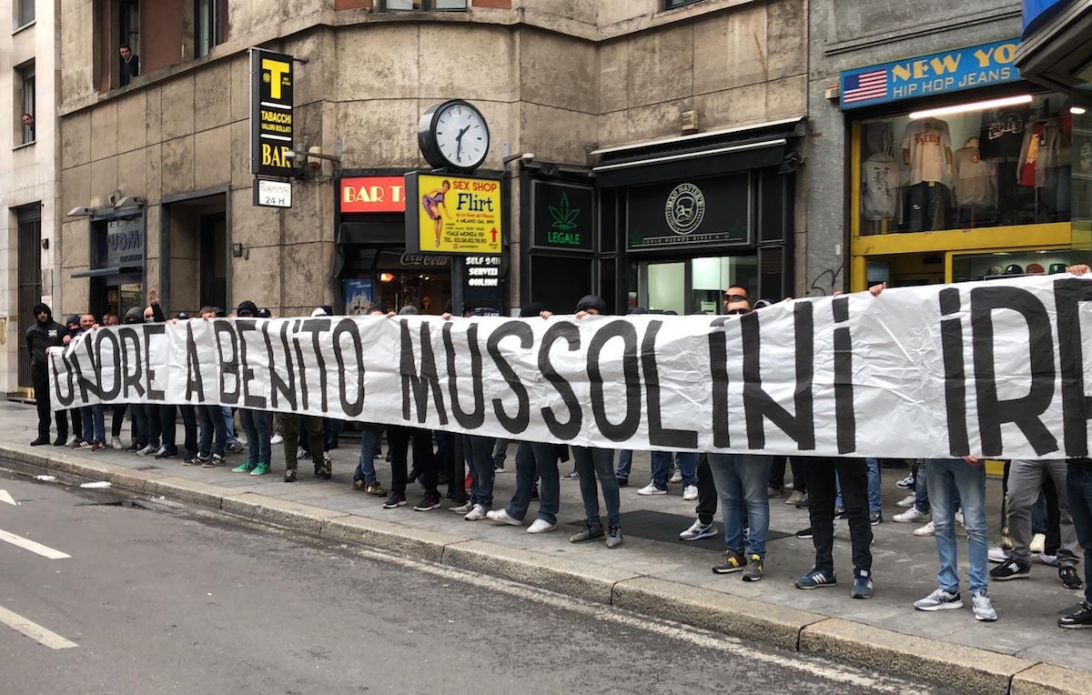 Striscione e saluti fascisti a piazzale Loreto, un anno di reclusione a un ultras della Lazio