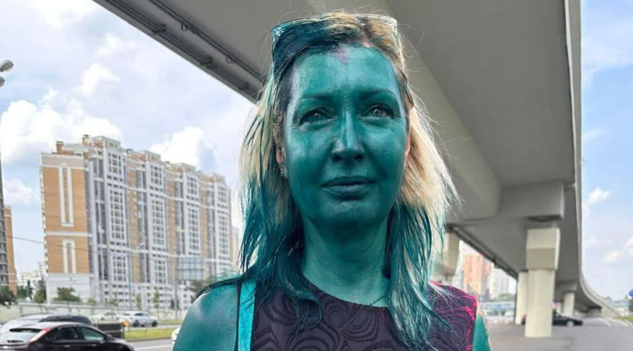 Mosca, l'avvocata Ponomareva aggredita e cosparsa di vernice verde