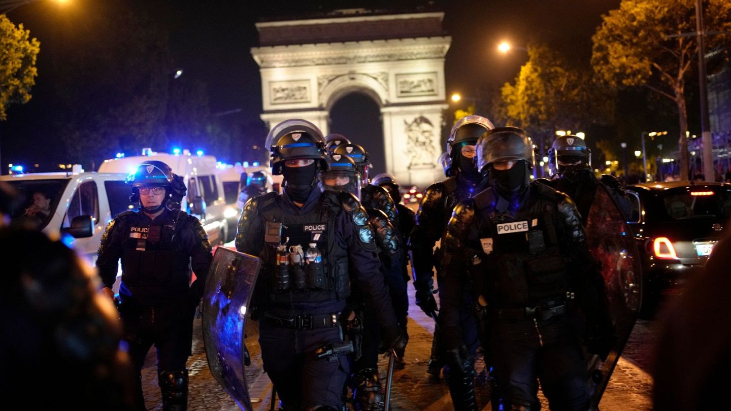 Francia: anche ragazzini tra gli arrestati per aver dato fuoco o aggredito poliziotti