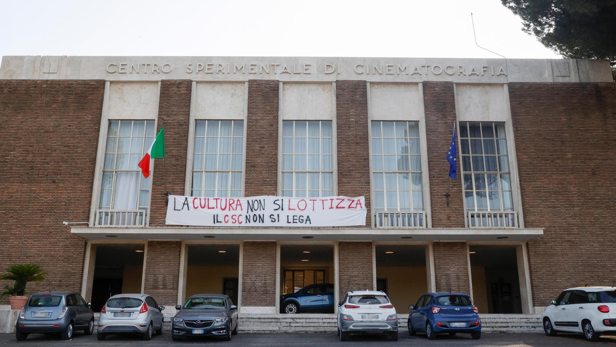 Centro Sperimentale, dopo l'assalto del governo si dimettono i vertici: "Auguri agli studenti"