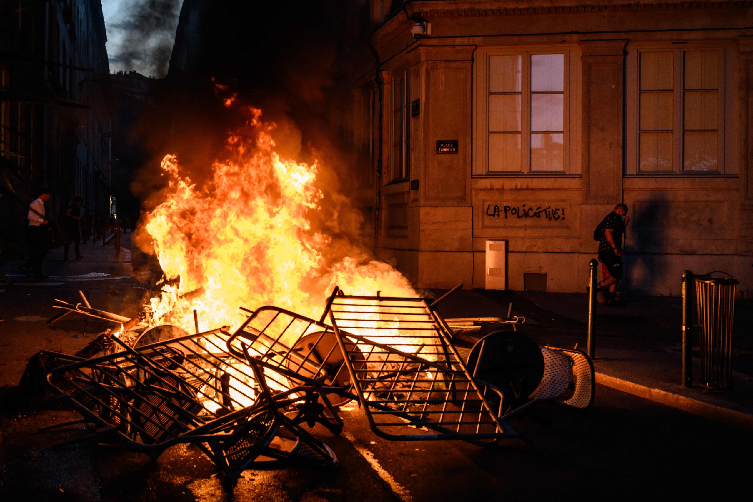Francia, sesta notte di violenze: muore un vigile del fuoco, altre centinaia di arresti Francia, sesta notte di violenze: muore un vigile del fuoco, altre centinaia di arresti