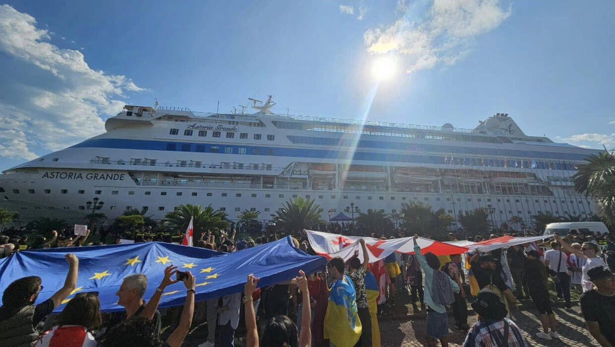 Georgia, nave da crociera con turisti russi: proteste per impedire l'imbarco
