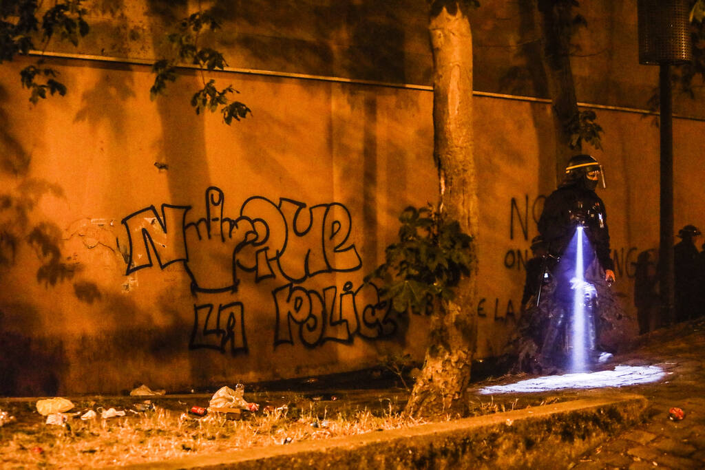 Francia: nel caos delle proteste spuntano i fascisti organizzati in bande per alimentare le violenze