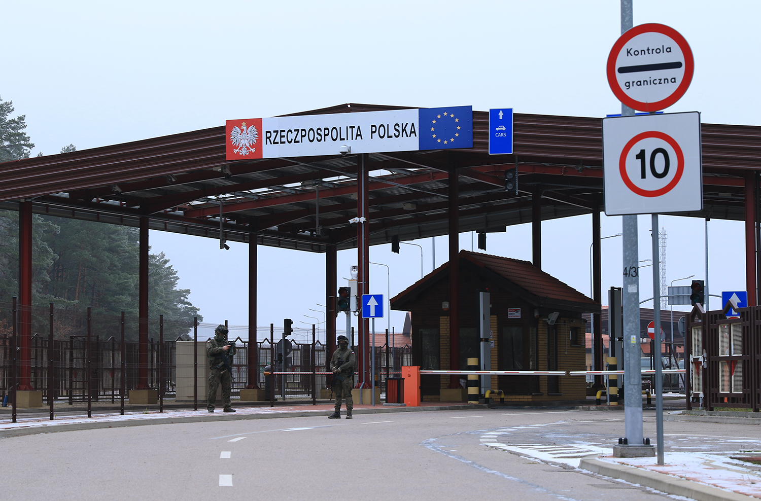 Polonia: politici della maggioranza al confine con la Bielorussia per respingere le provocazioni