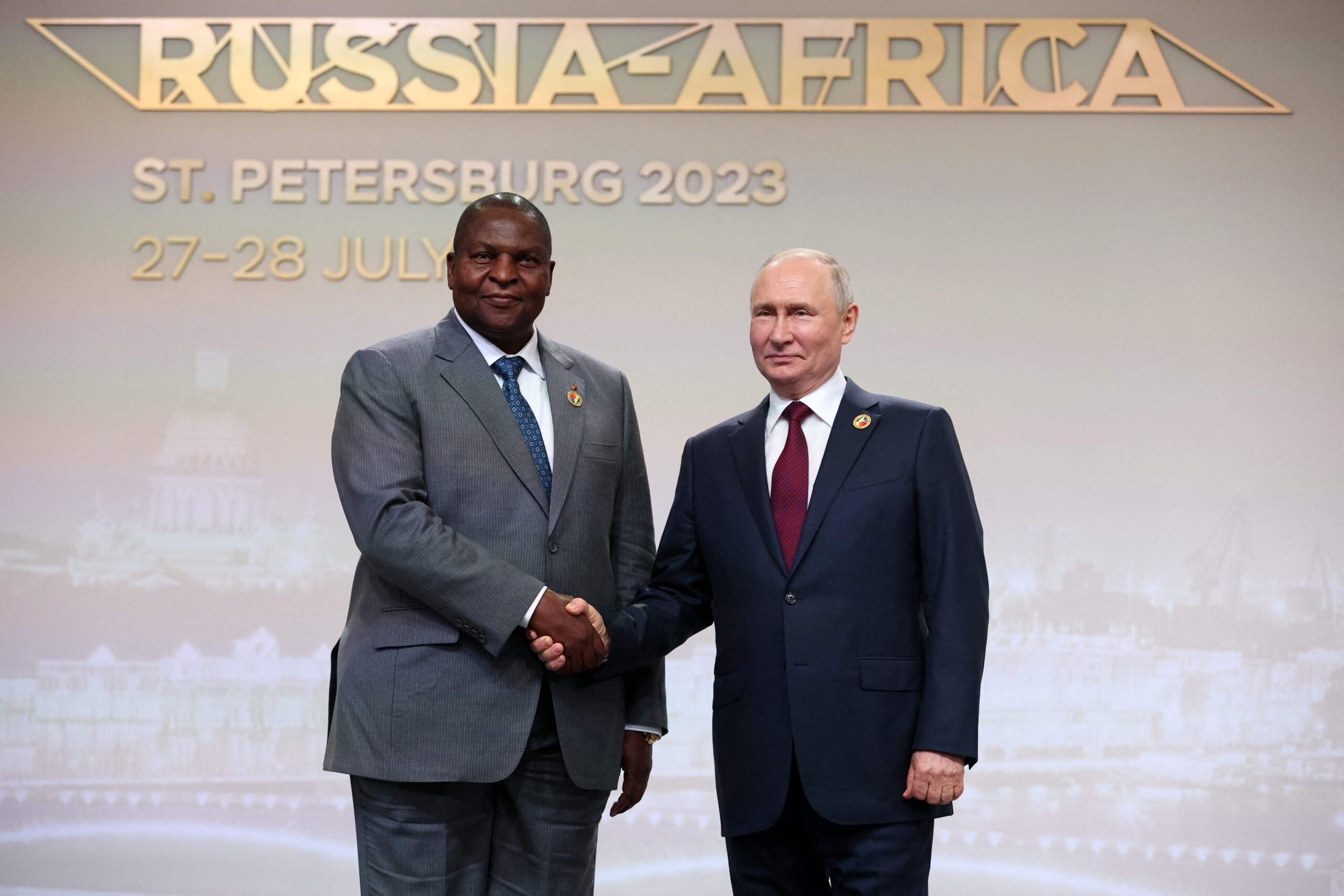 Il leader centrafricano ringrazia la Russia (e la Wagner): "Ha evitato la guerra civile" Il leader centrafricano ringrazia la Russia (e la Wagner): "Ha evitato la guerra civile"