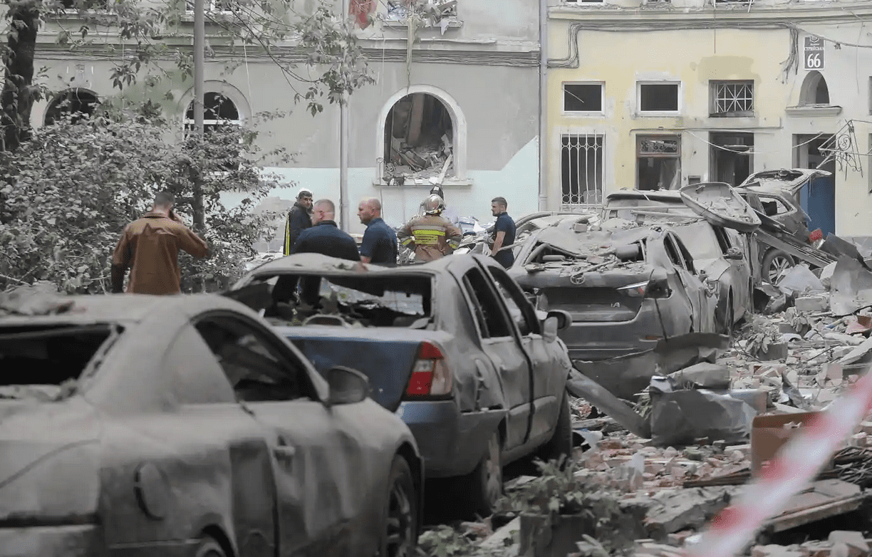 Missili russi su Leopoli: 4 morti, oltre 50 appartamenti distrutti