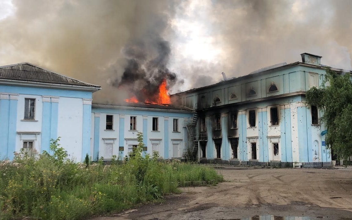 I russi distruggono il Palazzo della Cultura  di Chasiv Yar usando munizioni a grappolo