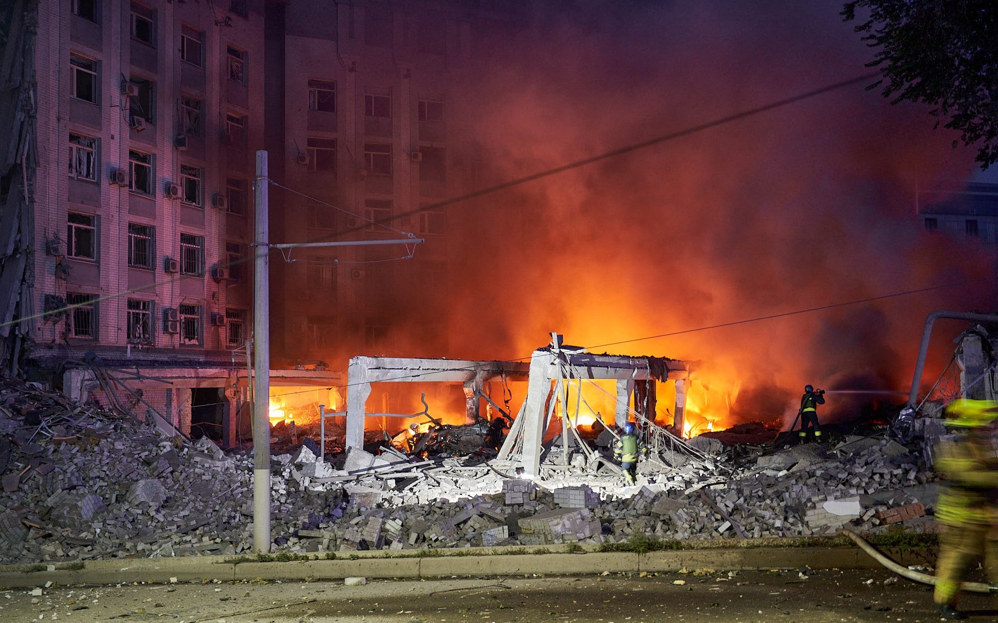Dnipro, missili russi contro un condominio e un ufficio delle forze di sicurezza ucraine