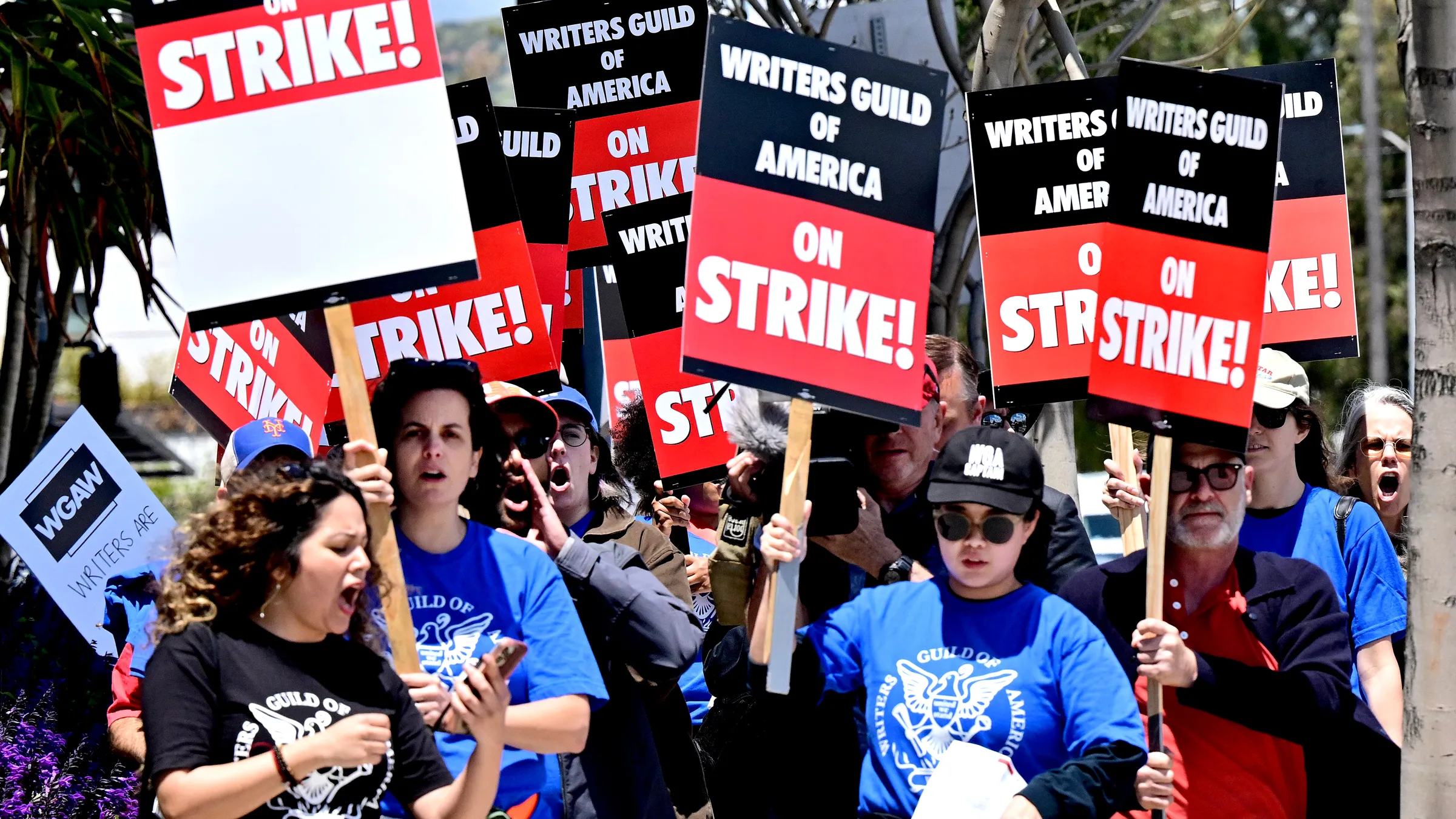 Hollywood: continua la protesta e slittano gli Emmy