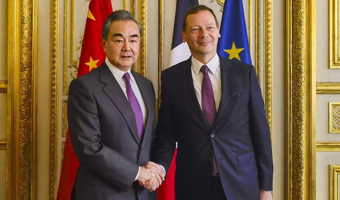 La Francia accusa la Cina di aver dato equipaggiamenti militari alla Russia