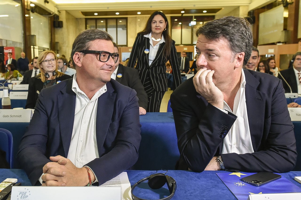 Calenda attacca Renzi (senza nominarlo): "Mai un'alleanza con chi prende soldi da Stati extra europei"