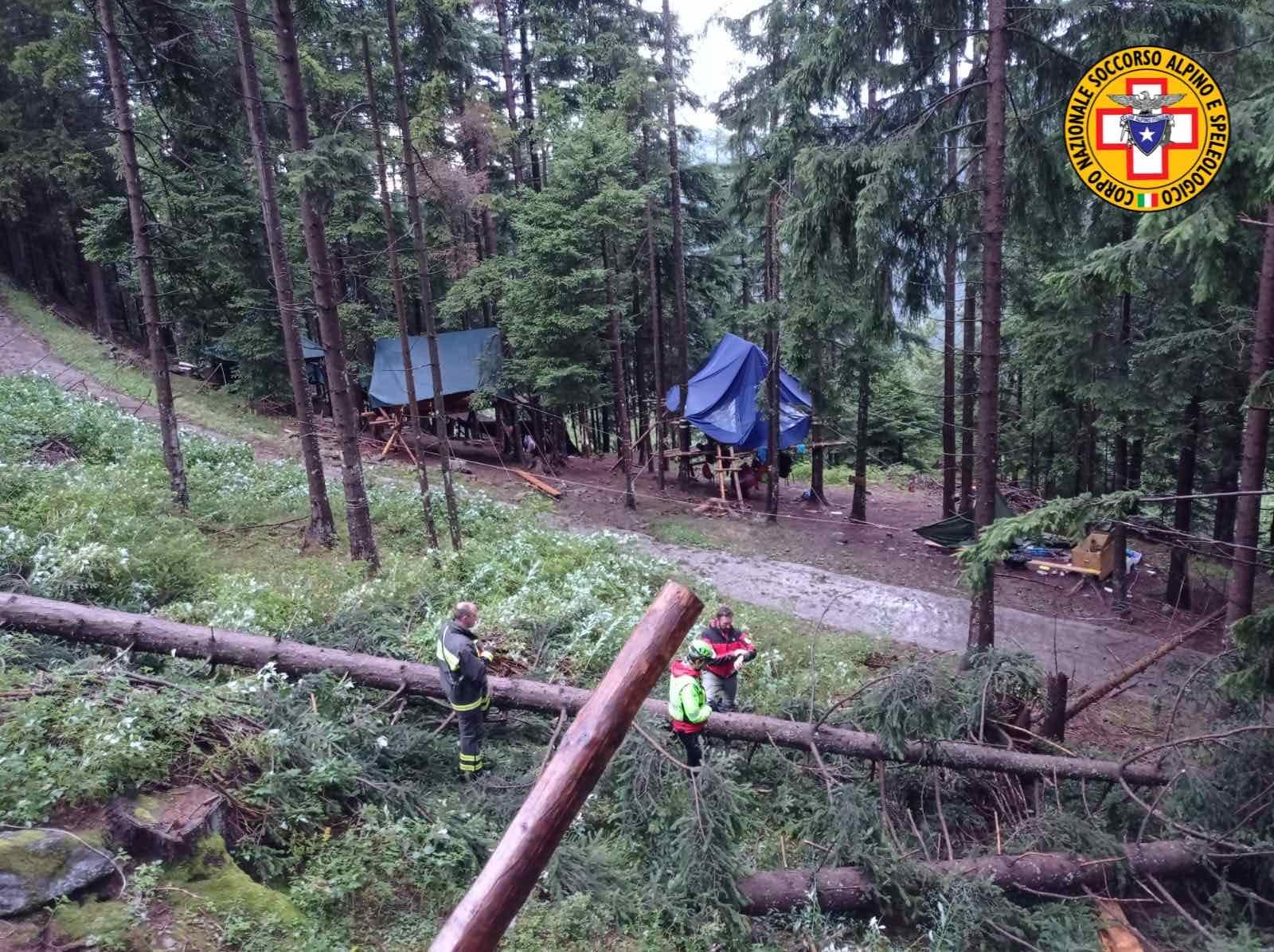 Maltempo, una scout di 16 anni muore travolta da un albero: evacuato un altro campo