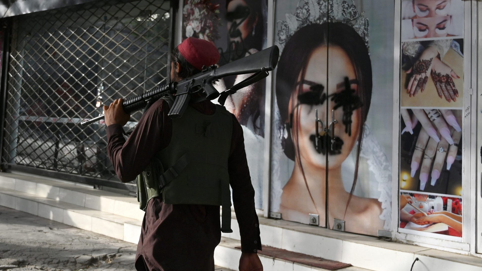 Afghanistan, i talebani chiudono i centri estetici: le donne sempre più fuori dalla vita sociale