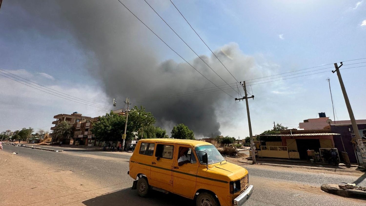 Sudan, la guerra civile continua: 22 in un bombardamento a Khartum, saccheggiata Bara