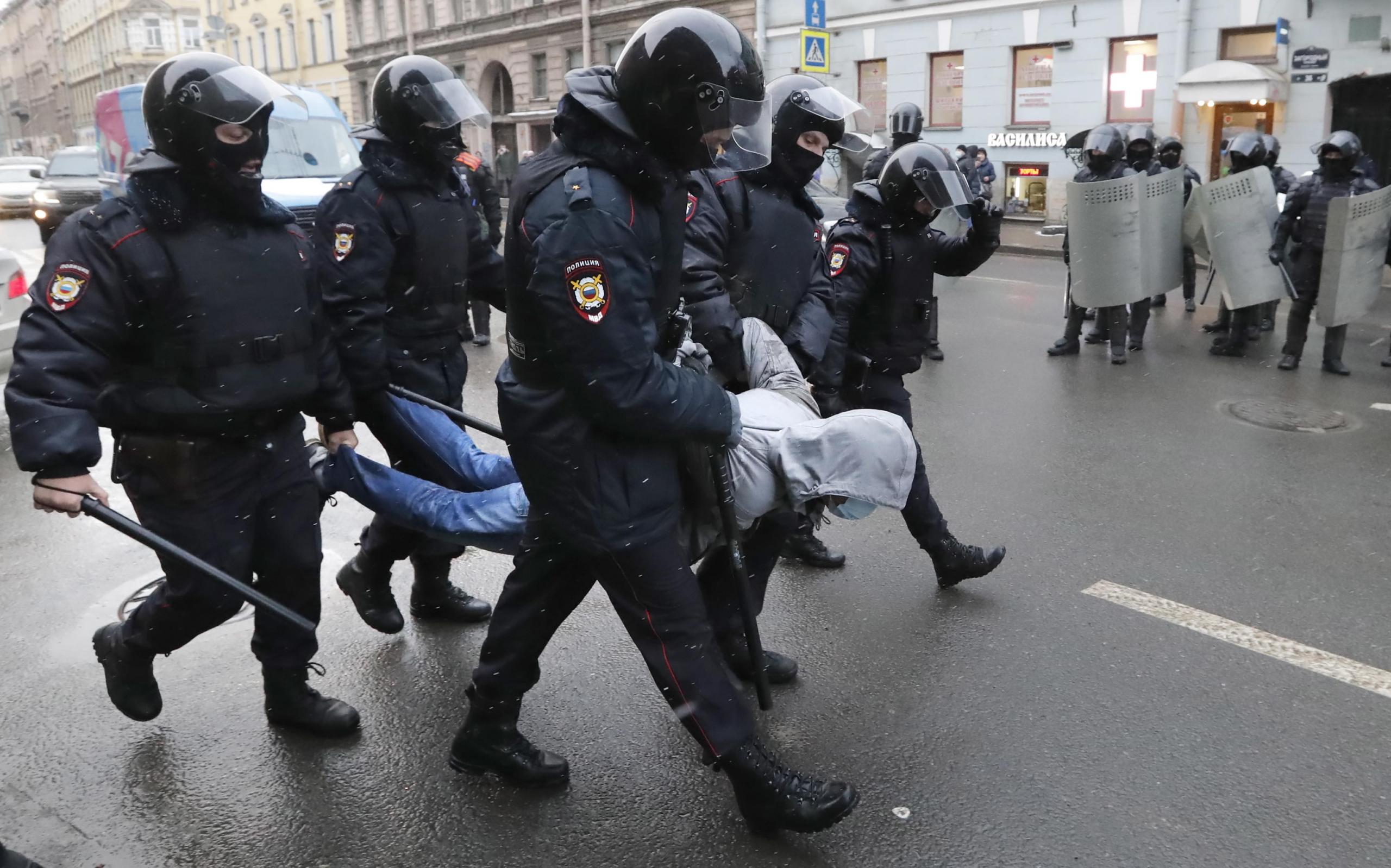 Repressione di Putin: 21 mila russi arrestati o multati per essere contro la guerra