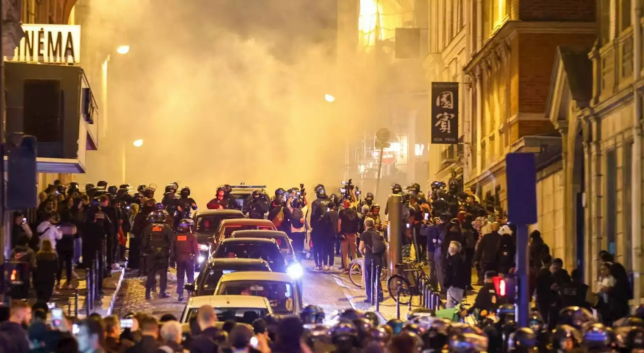 Turisti cinesi aggrediti durante le violenze: il consolato di Pechino protesta con Parigi