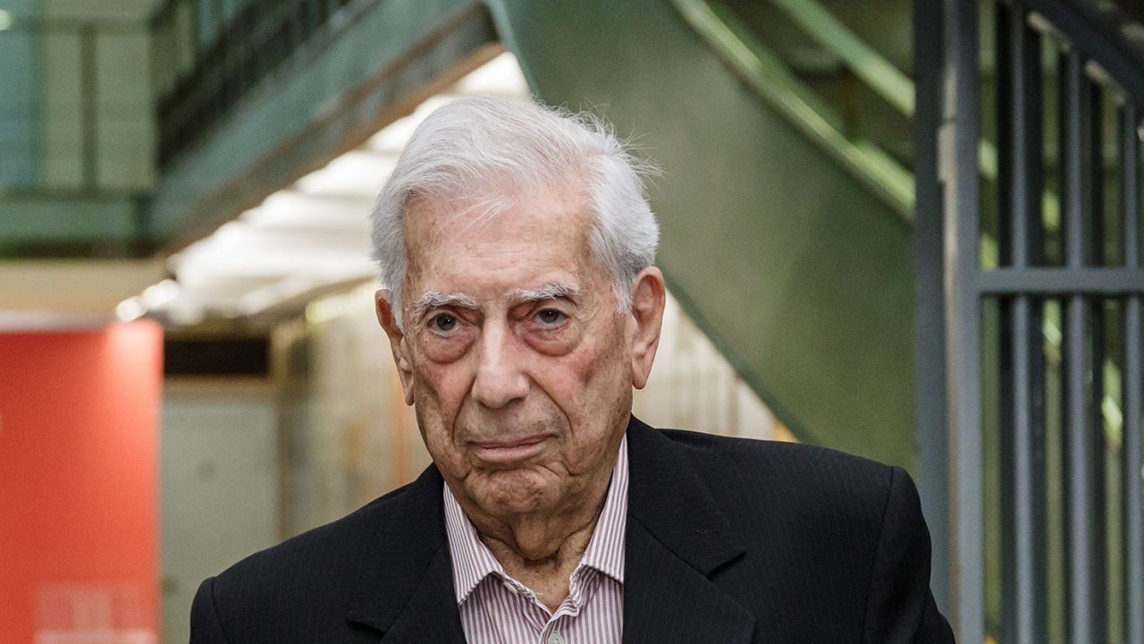 Covid-19, Mario Vargas Llosa ricoverato in ospedale a Madrid: è la seconda volta