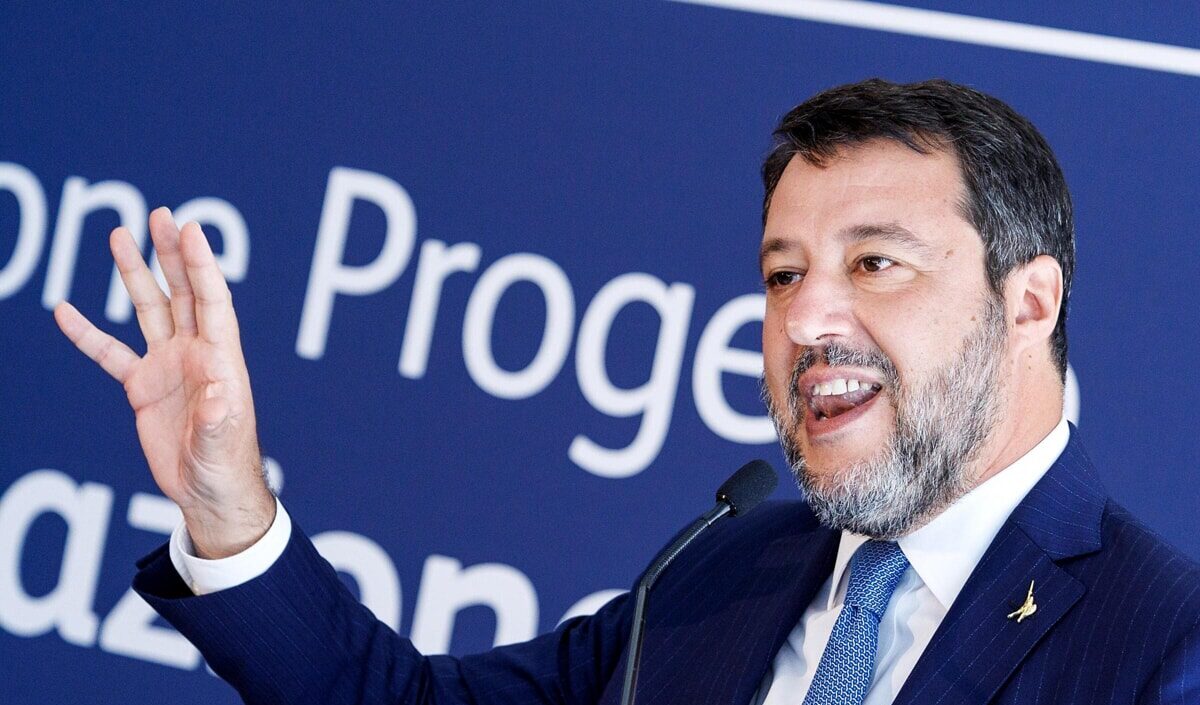Salvini tuona contro la sospensione di Vannacci e i social lo irridono: “Dillo a Crosetto”