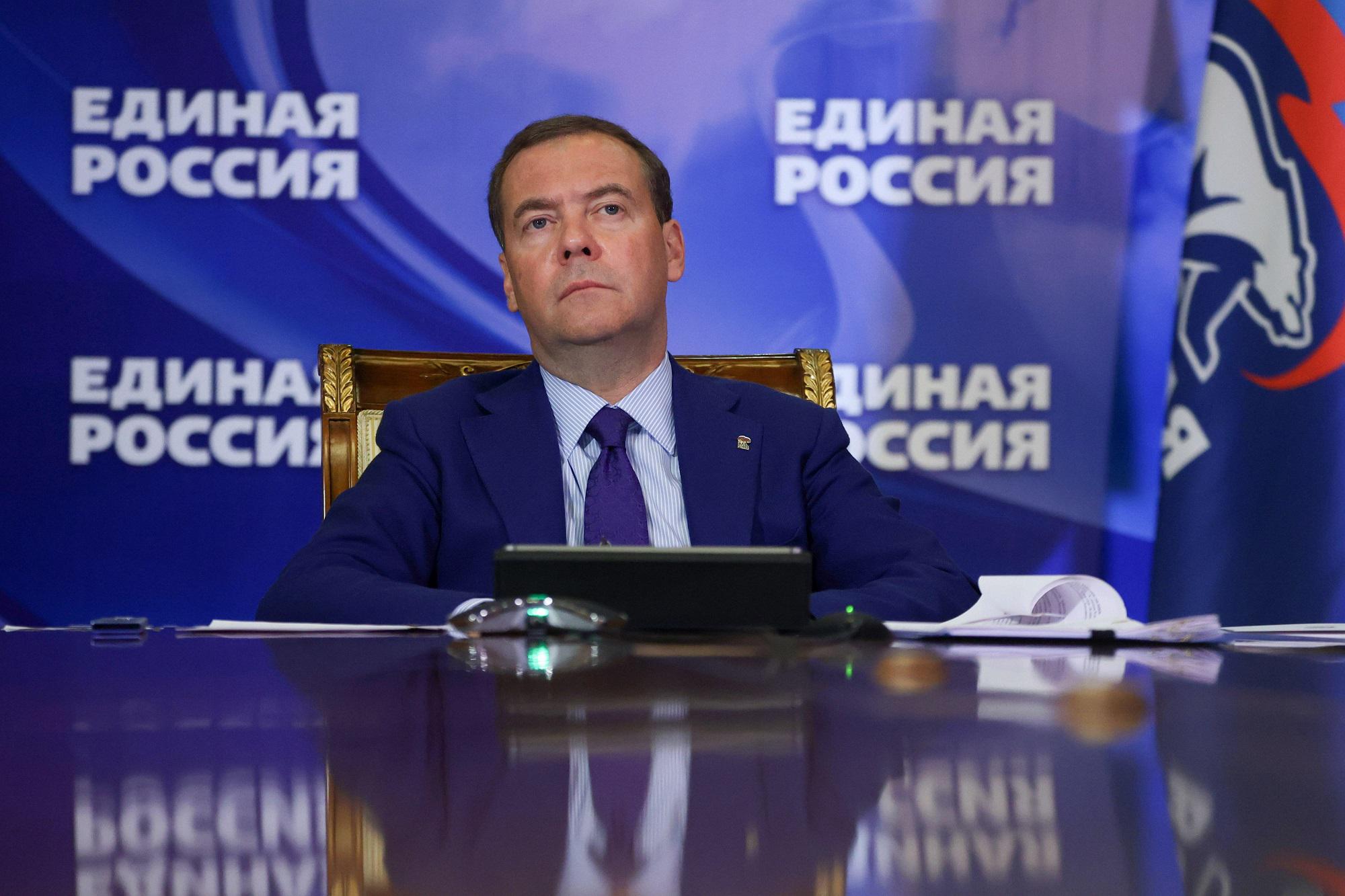 Il 'trumpiano' Medvedev applaude il 'putiniano' Trump: "Giuste le sue parole su Zelensky che è un pagliaccio fallito"