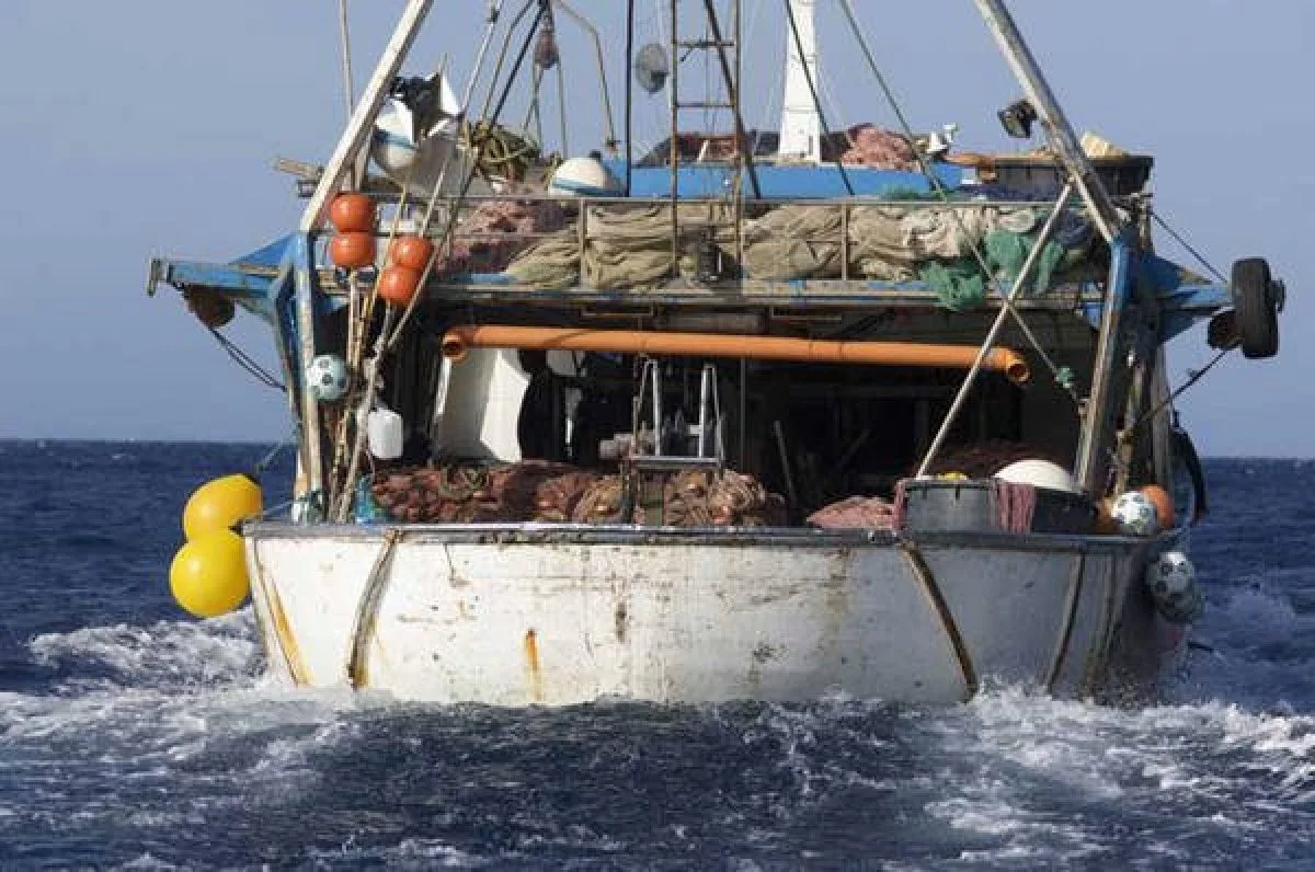 La Guardia Costiera libica assalta un peschereccio italiano: colpi di mitra ed equipaggio legato