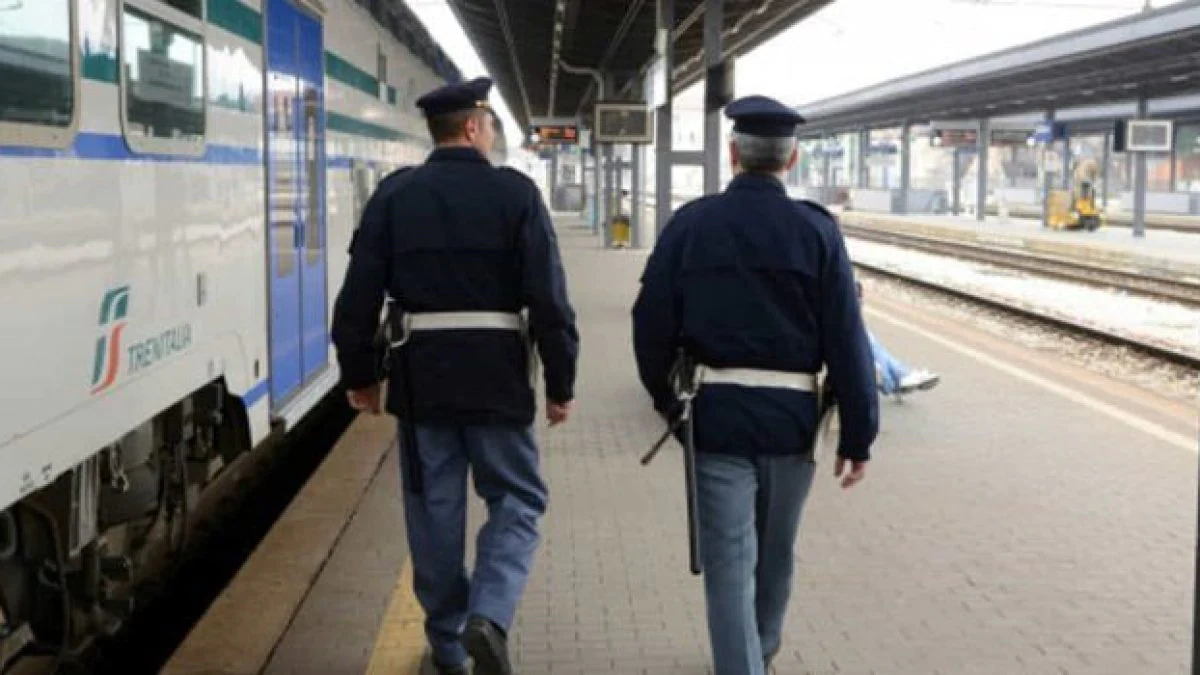 Picchiano un capotreno e poi si imbarcano per le Canarie: la violenza di 6 amici in viaggio