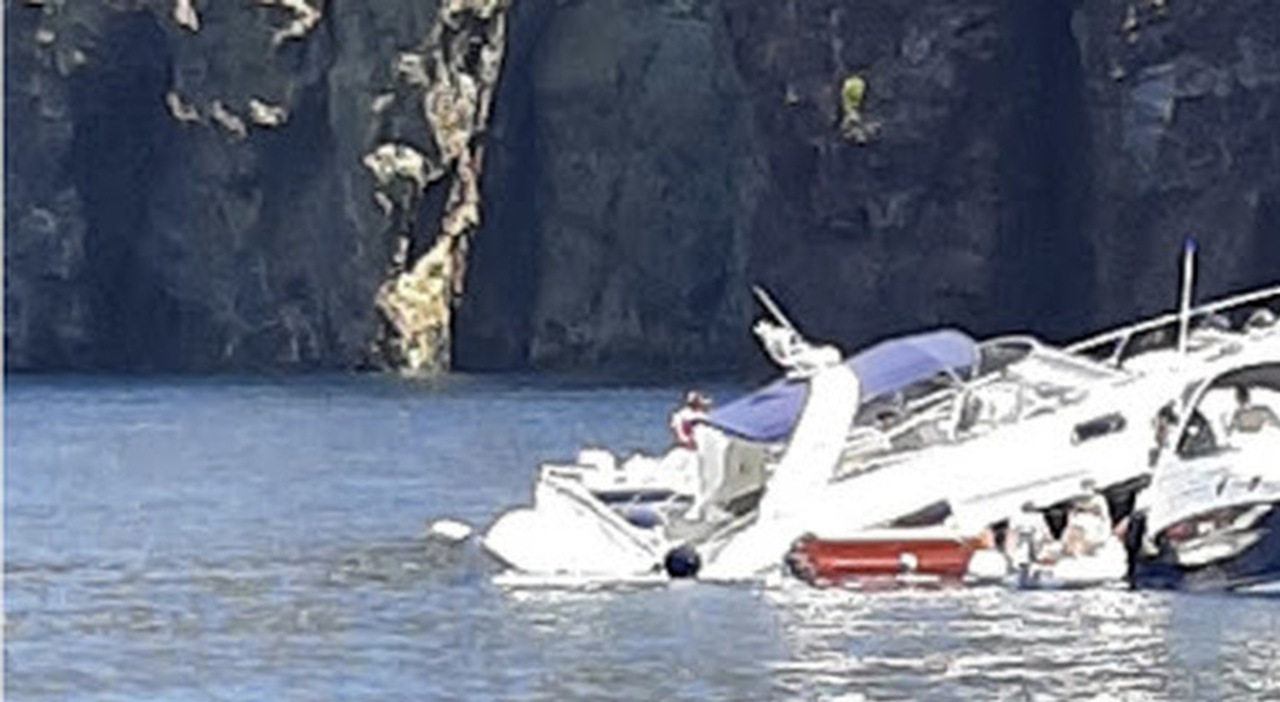 Una barca affonda con una famiglia a bordo, tra loro anche due bambini (tratti in salvo)