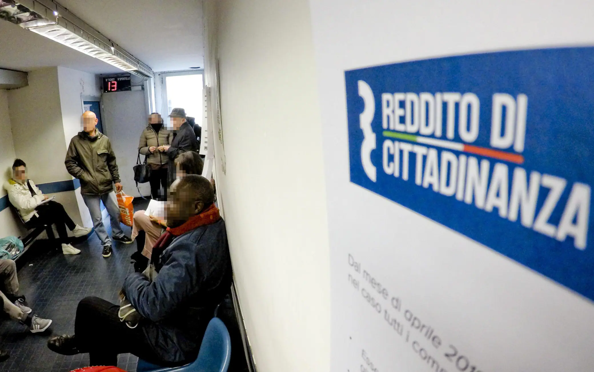 Reddito di cittadinanza, presidio davanti all'Inps: "A loro i vitalizi, a noi la schiavitù"