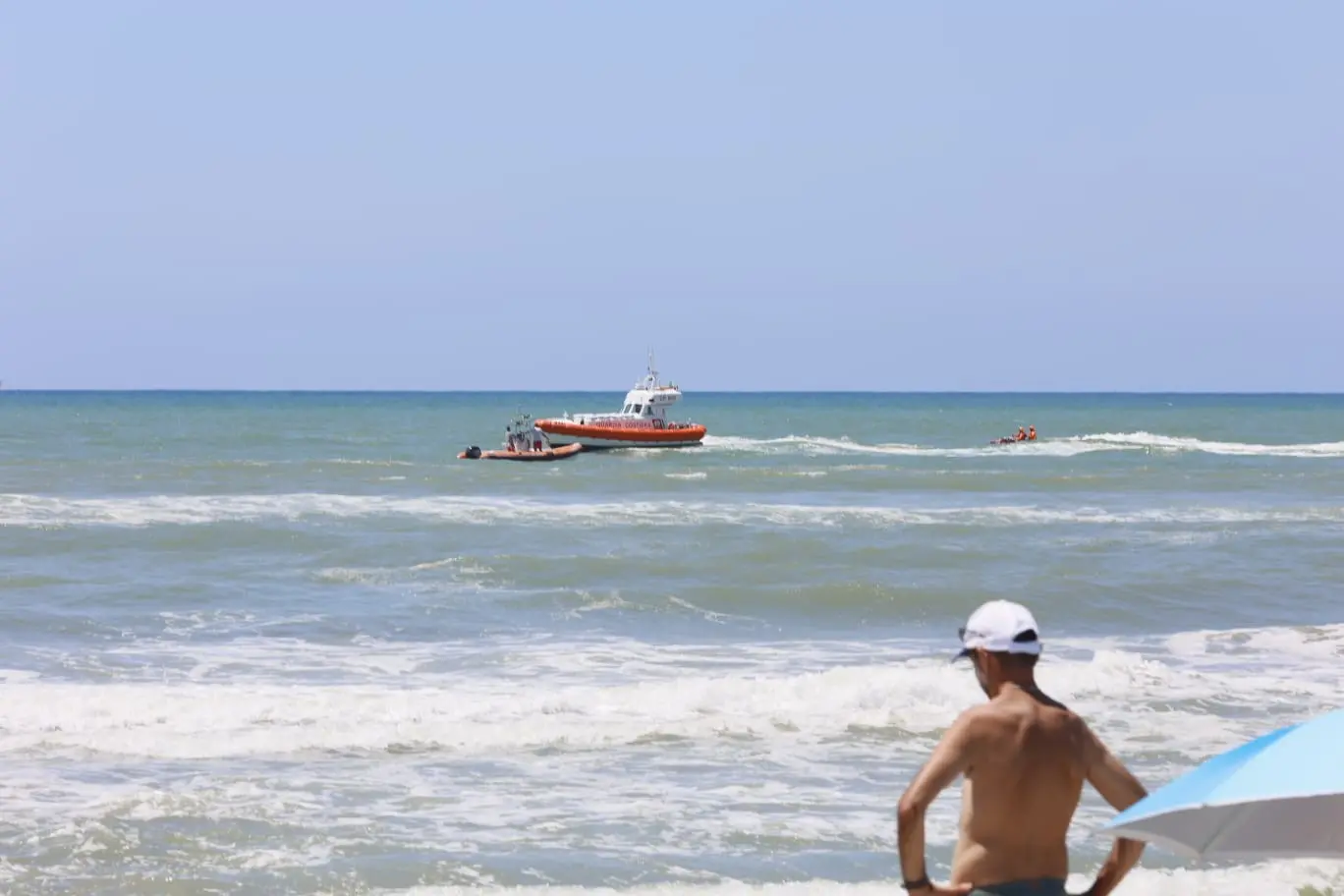Due bagnanti muoiono a distanza di 500 metri: la duplice tragedia a Marina di Vecchiano