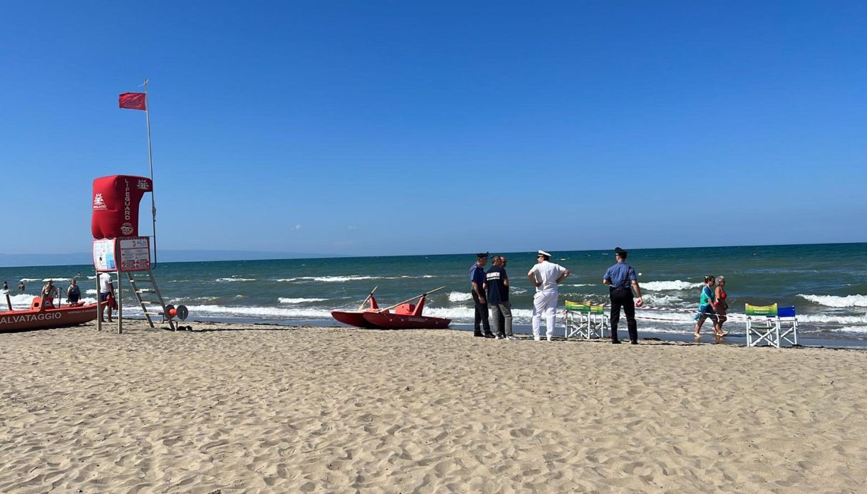 Due giovanissimi accoltellano un bagnino per una lite in spiaggia: ecco le condizioni dell'uomo